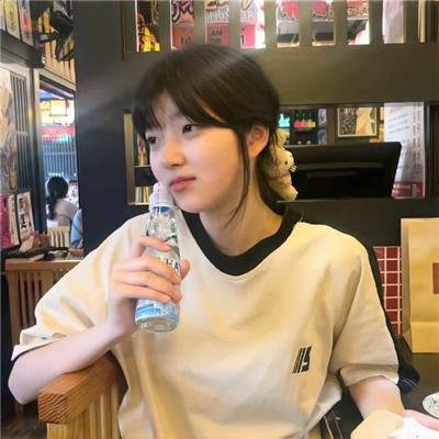 穿黑衣的女孩
